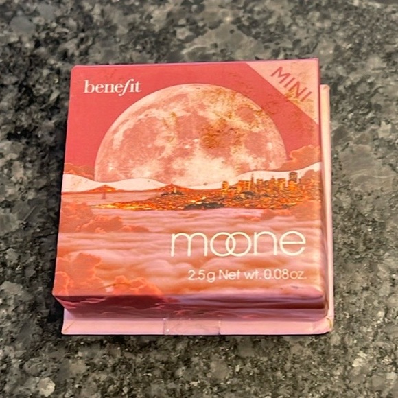 Benefit Cosmetics Moone Rich Berry Mini Blush with freshwater pearl = luminous - Picture 8 of 8